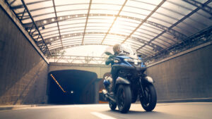 2024-Yamaha-MW300-EU-Petrol_Blue-Action-003-03.jpg
