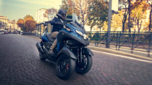 2024-Yamaha-MW300-EU-Petrol_Blue-Action-006-03.jpg