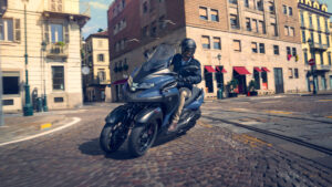 2024-Yamaha-MW300-EU-Petrol_Blue-Action-007-03.jpg