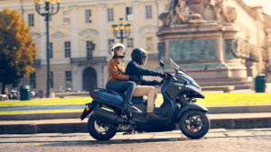 2024-Yamaha-MW300-EU-Petrol_Blue-Action-008-03.jpg