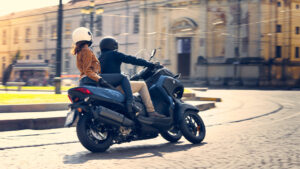 2024-Yamaha-MW300-EU-Petrol_Blue-Action-009-03.jpg