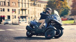2024-Yamaha-MW300-EU-Petrol_Blue-Action-010-03.jpg