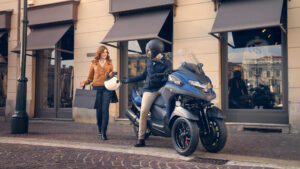 2024-Yamaha-MW300-EU-Petrol_Blue-Static-001-03.jpg