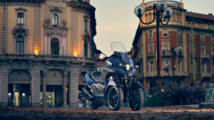 2024-Yamaha-MW300-EU-Petrol_Blue-Static-005-03.jpg