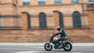 2024-Yamaha-XS125-EU-Heritage_White-Action-009-03