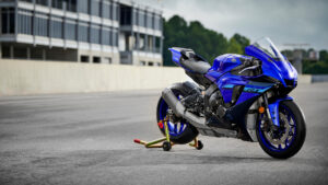 2024-Yamaha-YZF1000R1-EU-Icon_Blue-Static-0499-01