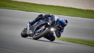 2024-Yamaha-YZF1000R1SPL-EU-Icon_Performance-Action-001-03.jpg