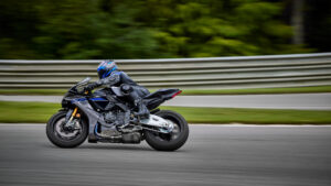 2024-Yamaha-YZF1000R1SPL-EU-Icon_Performance-Action-003-03.jpg