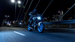 2025-Yamaha-MT07AS-EU-Ice_Storm-Action-004-03