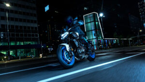 2025-Yamaha-MT07AS-EU-Ice_Storm-Action-005-03