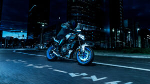 2025-Yamaha-MT07AS-EU-Ice_Storm-Action-006-03