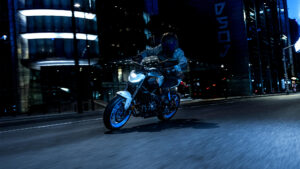 2025-Yamaha-MT07AS-EU-Ice_Storm-Action-008-03