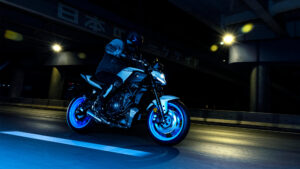 2025-Yamaha-MT07AS-EU-Ice_Storm-Action-009-03