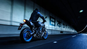 2025-Yamaha-MT07AS-EU-Ice_Storm-Action-010-03