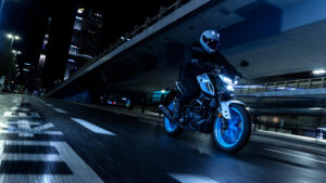 2025-Yamaha-MT125A-EU-Ice_Storm-Action-001-03