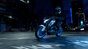 2025-Yamaha-MT125A-EU-Ice_Storm-Action-003-03-1