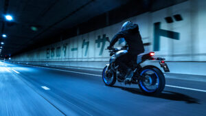 2025-Yamaha-MT125A-EU-Ice_Storm-Action-007-03