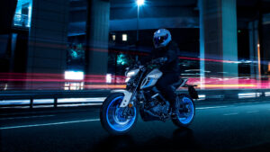 2025-Yamaha-MT125A-EU-Ice_Storm-Action-008-03
