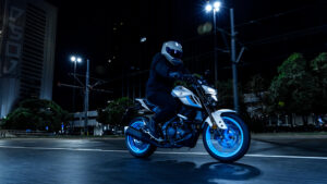 2025-Yamaha-MT125A-EU-Ice_Storm-Action-009-03