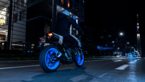2025-Yamaha-MT125A-EU-Ice_Storm-Action-010-03