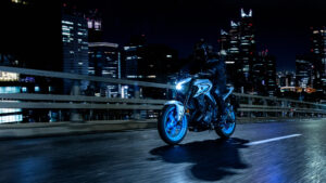 2025-Yamaha-MT250-EU-Ice_Storm-Action-002-03