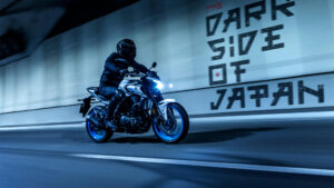 2025-Yamaha-MT250-EU-Ice_Storm-Action-004-03