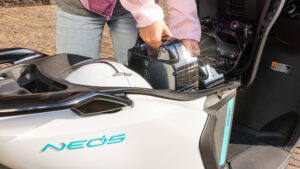 2023-Yamaha-EJE025DB-EU-Dual_Battery_Midnight_Black_-Action-001-03