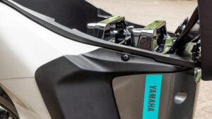 2023-Yamaha-EJE025DB-EU-Dual_Battery_Milky_White_-Action-003-03