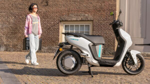 2023-Yamaha-EJE025DB-EU-Dual_Battery_Milky_White_-Action-006-03