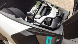 2023-Yamaha-EJE025DB-EU-Dual_Battery_Milky_White_-Action-009-03