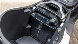 2023-Yamaha-EJE025DB-EU-Dual_Battery_Milky_White_-Action-010-03