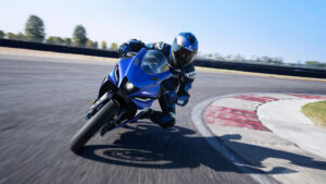 2025-Yamaha-YZF-R125-EU-Icon_Blue-Action-001-03