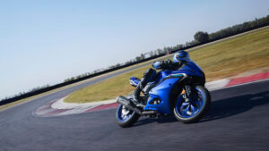 2025-Yamaha-YZF-R125-EU-Icon_Blue-Action-002-03