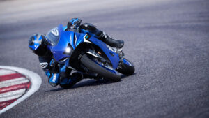 2025-Yamaha-YZF-R125-EU-Icon_Blue-Action-003-03