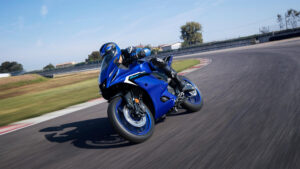 2025-Yamaha-YZF-R125-EU-Icon_Blue-Action-004-03