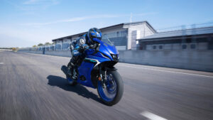 2025-Yamaha-YZF-R125-EU-Icon_Blue-Action-006-03
