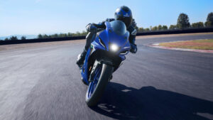 2025-Yamaha-YZF-R125-EU-Icon_Blue-Action-007-03