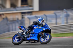 2025-Yamaha-YZF-R250-EU-Icon_Blue-Action-001-03