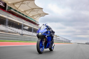 2025-Yamaha-YZF-R250-EU-Icon_Blue-Action-002-03