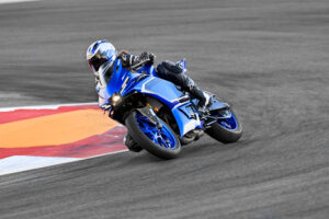 2025-Yamaha-YZF-R250-EU-Icon_Blue-Action-003-03