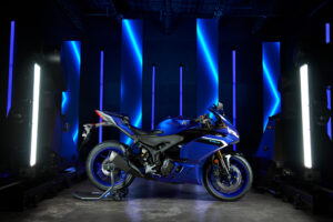 2025-Yamaha-YZF-R250-EU-Icon_Blue-Static-002-03