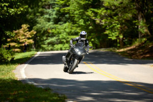 2025-Yamaha-YZF-R250-EU-Midnight_Black-Action-001-03
