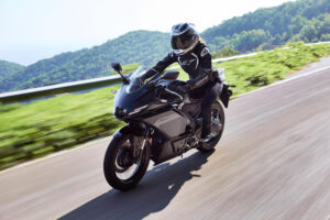 2025-Yamaha-YZF-R250-EU-Midnight_Black-Action-002-03