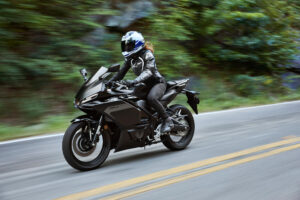 2025-Yamaha-YZF-R250-EU-Midnight_Black-Action-003-03