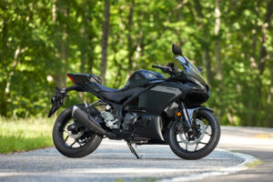 2025-Yamaha-YZF-R250-EU-Midnight_Black-Static-001-03