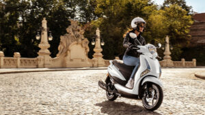 2024-Yamaha-LTS125-EU-Milky_White-Action-002-03