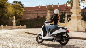 2024-Yamaha-LTS125-EU-Milky_White-Action-003-03
