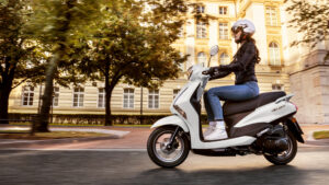 2024-Yamaha-LTS125-EU-Milky_White-Action-004-03