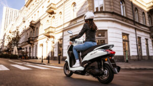 2024-Yamaha-LTS125-EU-Milky_White-Action-005-03