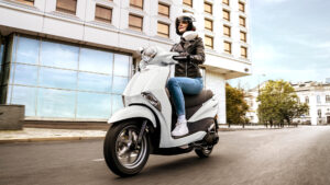 2024-Yamaha-LTS125-EU-Milky_White-Action-006-03